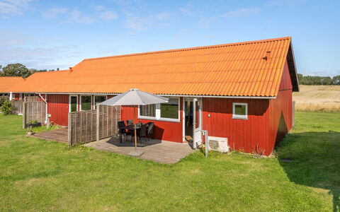 Esther - 700M from the Sea: Dach, Haus, Grundstueck, Zuhause, Hütte, Estate, Gartenbauten, Schatten, Blockhaus, Landscaping