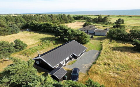 Aksel - 150M from the Sea: Dach, Haus, Grundstueck, Zuhause, Hütte, Estate, Gartenbauten, Schatten, Blockhaus, Landscaping