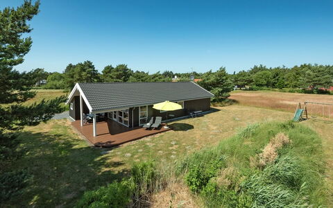 Aksel - 150M from the Sea: Dach, Haus, Grundstueck, Zuhause, Hütte, Estate, Gartenbauten, Schatten, Blockhaus, Landscaping