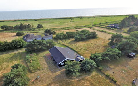Aksel - 150M from the Sea: Dach, Haus, Grundstueck, Zuhause, Hütte, Estate, Gartenbauten, Schatten, Blockhaus, Landscaping