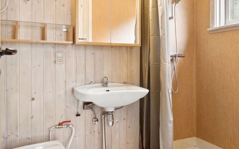 Arendine - 700M from the Sea: Wand, Flooring, Holz, Armatur, Fussboden, Bad Sink, Interior Design, Sinken, Badezimmer, Decke