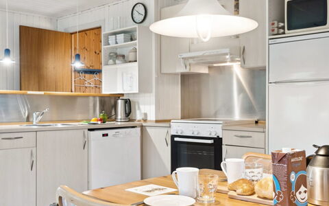 Arendine - 700M from the Sea: Küche, Küchengerät, Möbel, Major Appliance, Countertop, Interior Design, Decke, Holz, Cabinetry, Light Fixture