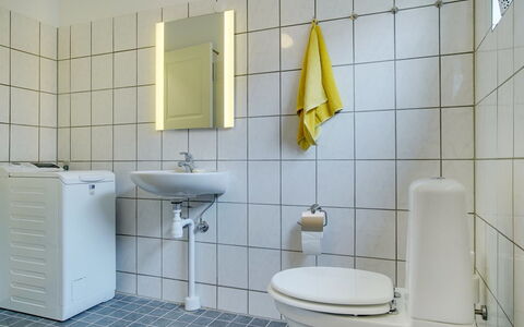 Feikje - 5.5Km from the Sea: Toilleten Sitz, Armatur, Badezimmer, Flooring, Toilette, Fussboden, Sinken, Bad Sink, Interior Design, Installation