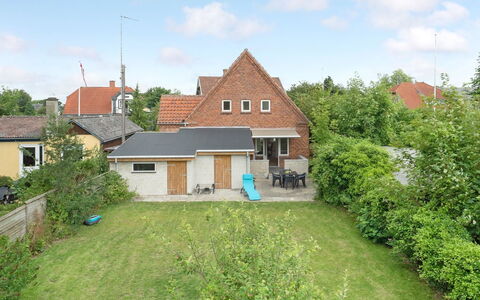Feikje - 5.5Km from the Sea: Dach, Zuhause, Tür, Hütte, Schatten, Abstellgleis, Garten, Estate, Hinterhof