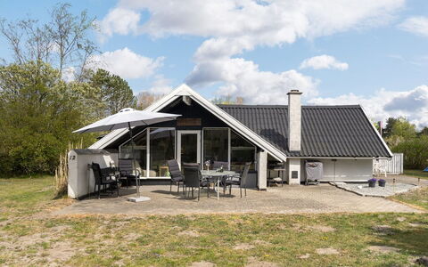 Arnfin - 160M from the Sea: Dach, Haus, Zuhause, Hütte, Tür, Abstellgleis, Deck, Veranda, Planke, Hartholz