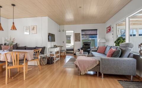 Hattie - 100M from the Sea: Möbel, Interior Design, Flooring, Holzboden, Fussboden, Couch, Holz, Decke, Wohnzimmer, Laminatboden