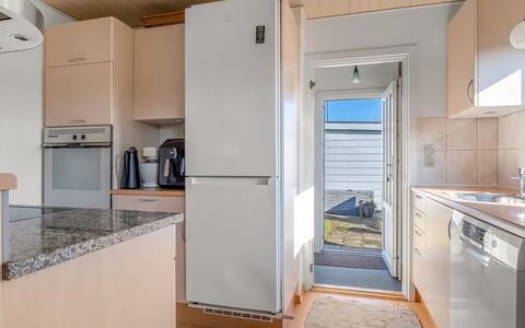Hattie - 100M from the Sea: Flooring, Fussboden, Major Appliance, Küchengerät, Küche, Interior Design, Holz, Holzboden, Countertop, Decke