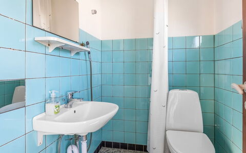 Hattie - 100M from the Sea: Badezimmer, Armatur, Bad Sink, Flooring, Fussboden, Interior Design, Sinken, Toilette, Zapfhahn, Installation