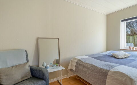 Hattie - 100M from the Sea: Interior Design, Fussboden, Flooring, Wand, Möbel, Bett, Schlafzimmer, Holz, Decke, Zimmer