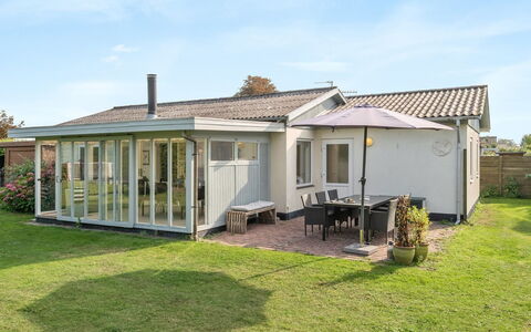 Hattie - 100M from the Sea: Gras, Gebäude, Fenster, Haus, Dach, Zuhause, Wohngebiet, Veranda, Tür
