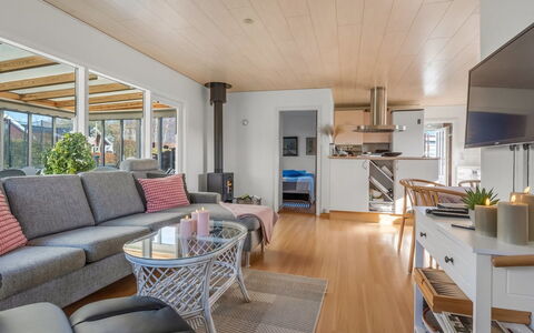 Hattie - 100M from the Sea: Möbel, Interior Design, Flooring, Couch, Fussboden, Holz, Decke, Holzboden, Wohnzimmer, Zimmer