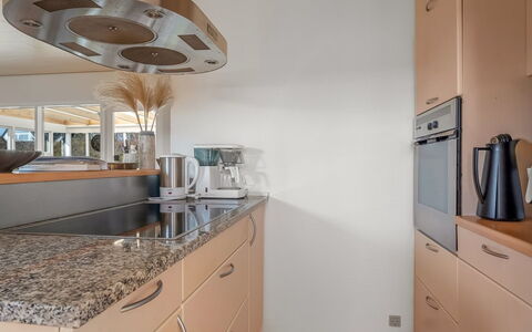 Hattie - 100M from the Sea: Countertop, Küche, Interior Design, Flooring, Küchengerät, Cabinetry, Möbel, Holz, Decke, Fussboden