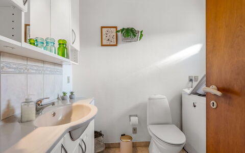 Hattie - 100M from the Sea: Interior Design, Armatur, Wand, Flooring, Sinken, Fussboden, Toilette, Badezimmer, Toilleten Sitz, Bad Sink