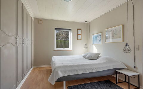 Hattie - 100M from the Sea: Möbel, Bett, Interior Design, Schlafzimmer, Flooring, Fussboden, Holz, Decke, Bettdecke, Bedding