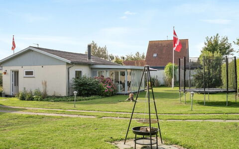 Hattie - 100M from the Sea: Gebäude, Gras, Haus, Dach, Zuhause, Wohngebiet, Strauch, Rasen, Grundstueck