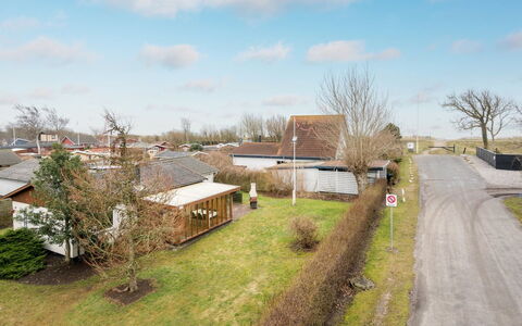 Hattie - 100M from the Sea: Himmel, Gras, Wohngebiet, Haus, Dach, Zuhause, Strauch, Landschaft, Ländliches Gebiet