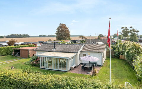 Hattie - 100M from the Sea: Gebäude, Haus, Dach, Wohngebiet, Zuhause, Grundstueck, Estate, Hütte, Vorort, Landscaping