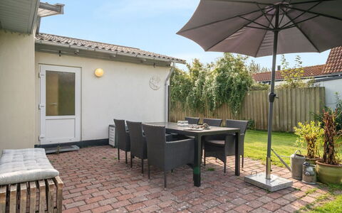 Hattie - 100M from the Sea: Möbel, Gartenmöbel, Stuhl, Tabelle, Tisch Im Freien, Küche & Esszimmer Tisch, Blumentopf, Garten, Zuhause