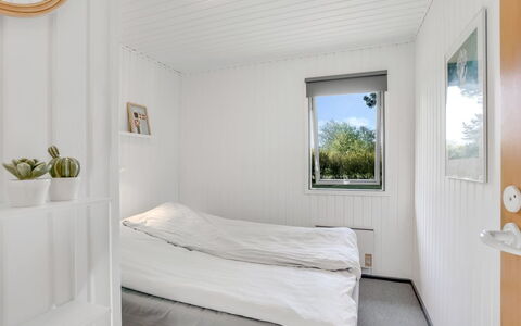 Lars - 250M from the Sea: Wand, Holz, Fussboden, Schlafzimmer, Zuhause, Tür, Decke, Bett, Bedding, Bettdecke