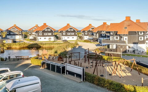 Nikica - 350M from the Sea: Die Architektur, Dach, Zuhause, Verbundwerkstoff, Daylighting, Abstellgleis, Auffahrt