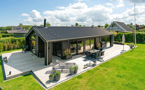 Kjell - 100M from the Sea: Blau, Strauch, Hütte, Ground, Garten, Estate, Schatten, Landscaping, Bauernhaus, Eco Hotel
