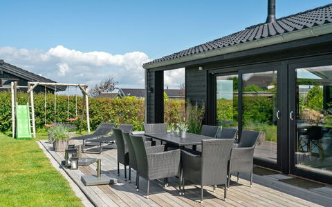 Kjell - 100M from the Sea: Blau, Strauch, Hütte, Ground, Garten, Estate, Schatten, Landscaping, Bauernhaus, Eco Hotel