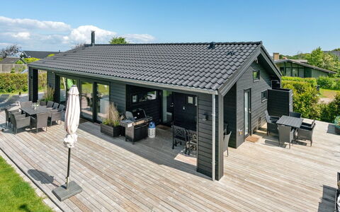 Kjell - 100M from the Sea: Blau, Strauch, Hütte, Ground, Garten, Estate, Schatten, Landscaping, Bauernhaus, Eco Hotel