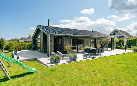 Kjell - 100M from the Sea: Blau, Strauch, Hütte, Ground, Garten, Estate, Schatten, Landscaping, Bauernhaus, Eco Hotel