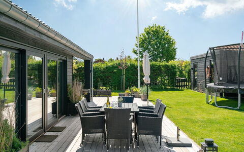 Kjell - 100M from the Sea: Blau, Strauch, Hütte, Ground, Garten, Estate, Schatten, Landscaping, Bauernhaus, Eco Hotel