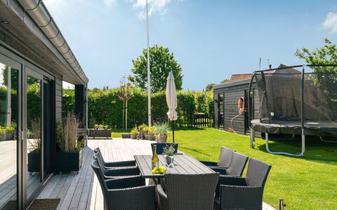Kjell - 100M from the Sea: Blau, Strauch, Hütte, Ground, Garten, Estate, Schatten, Landscaping, Bauernhaus, Eco Hotel