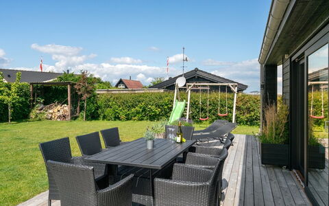 Kjell - 100M from the Sea: Blau, Strauch, Hütte, Ground, Garten, Estate, Schatten, Landscaping, Bauernhaus, Eco Hotel