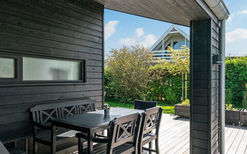 Kjell - 100M from the Sea: Blau, Strauch, Hütte, Ground, Garten, Estate, Schatten, Landscaping, Bauernhaus, Eco Hotel