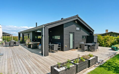 Kjell - 100M from the Sea: Blau, Strauch, Hütte, Ground, Garten, Estate, Schatten, Landscaping, Bauernhaus, Eco Hotel