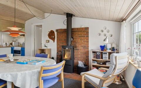 Amy - 150M from the Sea: Möbel, Interior Design, Holz, Flooring, Decke, Fussboden, Stuhl, Zimmer, Zuhause, Wohnzimmer