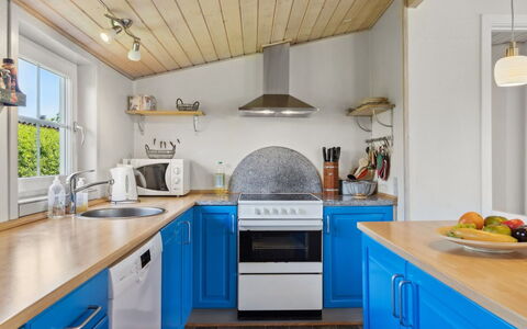 Amy - 150M from the Sea: Küche, Küchengerät, Countertop, Interior Design, Flooring, Major Appliance, Möbel, Holz, Cabinetry, Fussboden