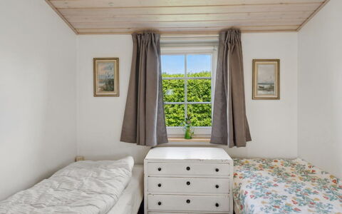Amy - 150M from the Sea: Bett, Schlafzimmer, Holz, Möbel, Interior Design, Fussboden, Flooring, Bedding, Bettdecke, Decke