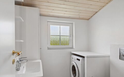 Amy - 150M from the Sea: Wand, Flooring, Holz, Fussboden, Decke, Interior Design, Armatur, Zimmer, Installation, Badezimmer