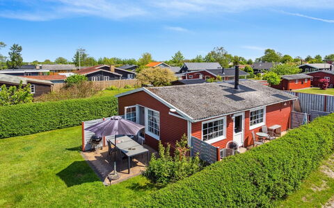 Amy - 150M from the Sea: Blau, Strauch, Hütte, Ground, Garten, Estate, Schatten, Landscaping, Bauernhaus, Eco Hotel