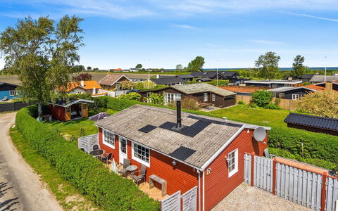 Amy - 150M from the Sea: Blau, Strauch, Hütte, Ground, Garten, Estate, Schatten, Landscaping, Bauernhaus, Eco Hotel
