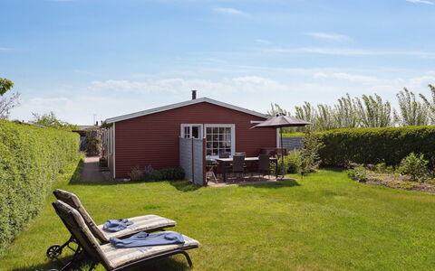 Amy - 150M from the Sea: Blau, Strauch, Hütte, Ground, Garten, Estate, Schatten, Landscaping, Bauernhaus, Eco Hotel