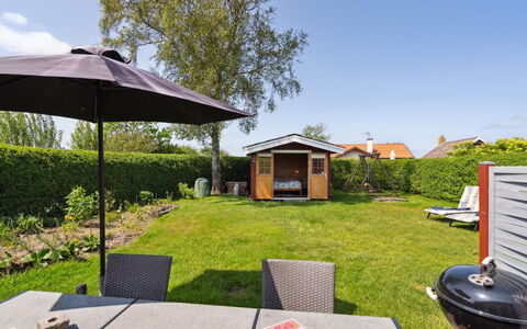 Amy - 150M from the Sea: Blau, Strauch, Hütte, Ground, Garten, Estate, Schatten, Landscaping, Bauernhaus, Eco Hotel