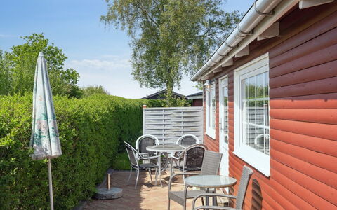 Amy - 150M from the Sea: Blau, Strauch, Hütte, Ground, Garten, Estate, Schatten, Landscaping, Bauernhaus, Eco Hotel