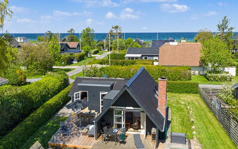 Elbert - 100M from the Sea: Holz, Garten, Hinterhof, Grundstueck, Zuhause, Dach, Schatten, Deck, Hartholz, Garten