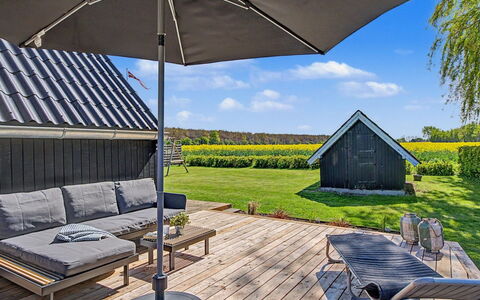 Elbert - 100M from the Sea: Holz, Garten, Hinterhof, Grundstueck, Zuhause, Dach, Schatten, Deck, Hartholz, Garten