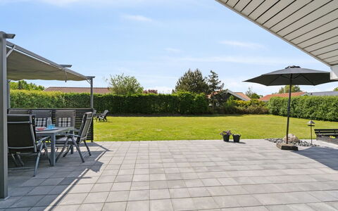 Dyrken - 200M from the Sea: Möbel, Gartenmöbel, Flooring, Fussboden, Stuhl, Schatten, Verbundwerkstoff, Garten, Terrasse, Flagstone