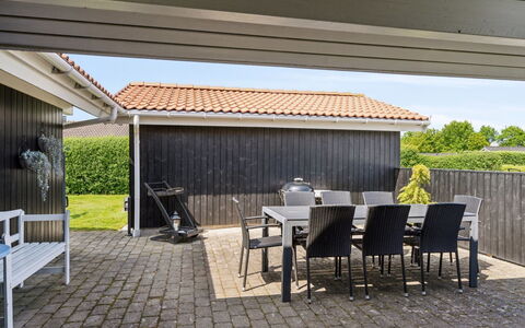 Dyrken - 200M from the Sea: Zuhause, Tür, Veranda, Schatten, Abstellgleis, Gartenmöbel, Hütte, Terrasse, Outdoor Struktur, Garten