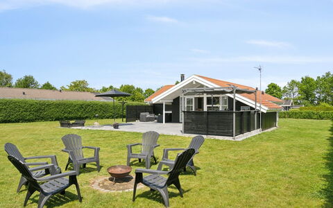 Dyrken - 200M from the Sea: Haus, Dach, Zuhause, Wohngebiet, Hütte, Estate, Rasen, Abstellgleis, Bauernhaus, Schatten