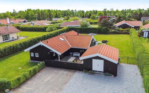 Dyrken - 200M from the Sea: Haus, Wohngebiet, Dach, Zuhause, Hütte, Estate, Vorort, Auffahrt