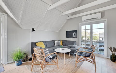 Ulv - 25M from the Sea: Möbel, Holz, Flooring, Interior Design, Fussboden, Decke, Couch, Wohnzimmer, Holzboden, Stuhl