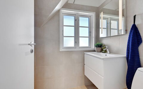Ulv - 25M from the Sea: Flooring, Fussboden, Interior Design, Armatur, Badezimmer, Installation, Tür, Zimmer, Zapfhahn